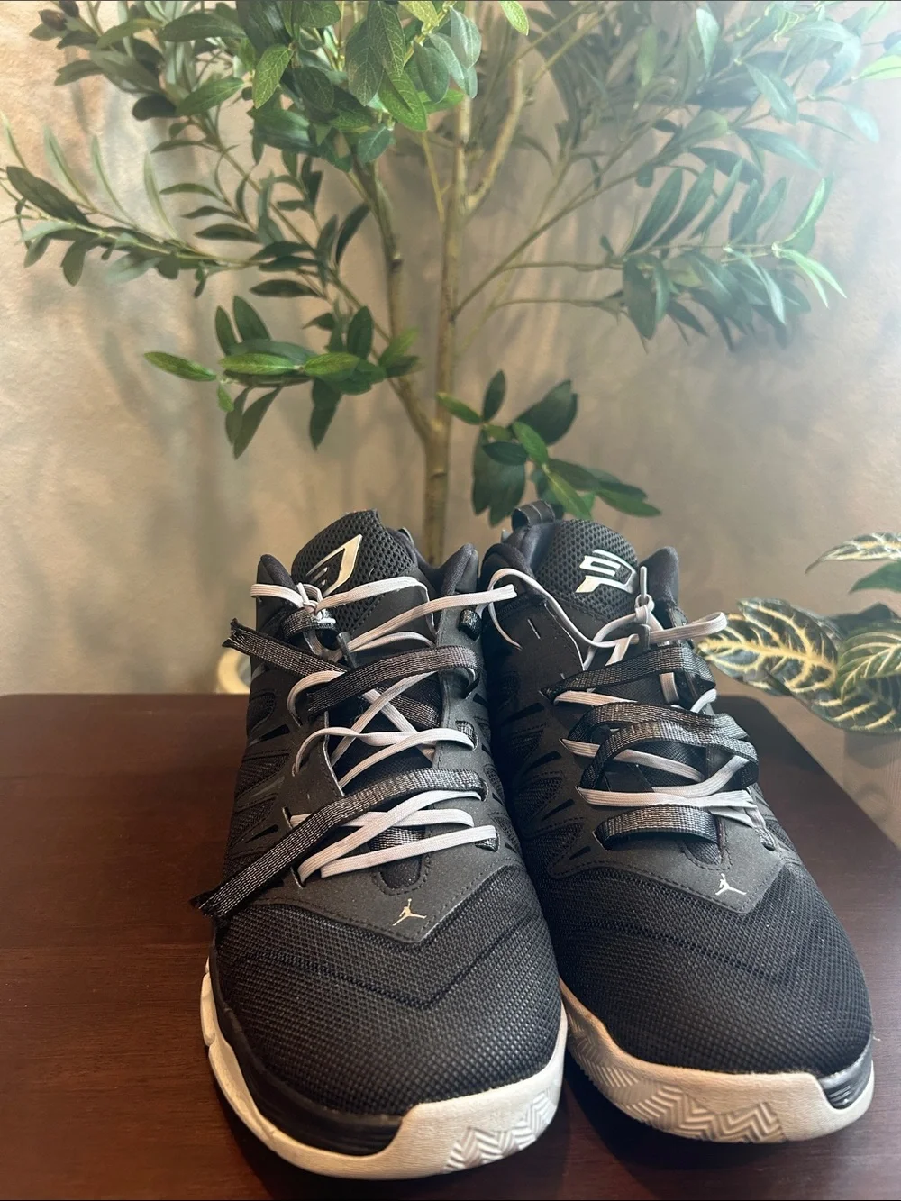 Jordan Men's Black and White Low-Top Basketball Sneakers